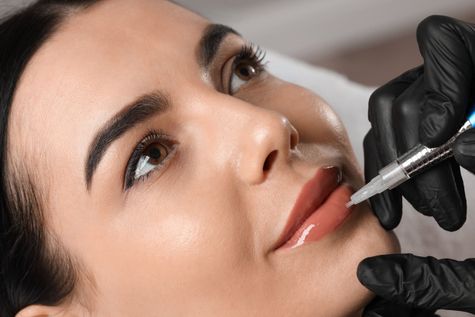 mujer recibiendo tratamiento de micropigmentacion de labios